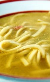 La sopa de ave con fideos para reconstituir es un alimento rico en vitamina B12 y vitamina B5 sopa de ave con fideos para reconstituir, alimento rico en vitamina B12 y vitamina B5